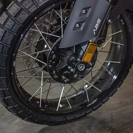 Мотоцикл ZONTES ZT200-U1 (4T ZT163ML EFI) 17/17 ПТС (серебряный/желтый)